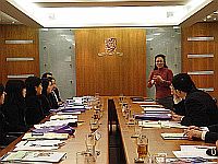 人事處助理處長利順琼女士向清華大學代表團介紹中大人事管理情況